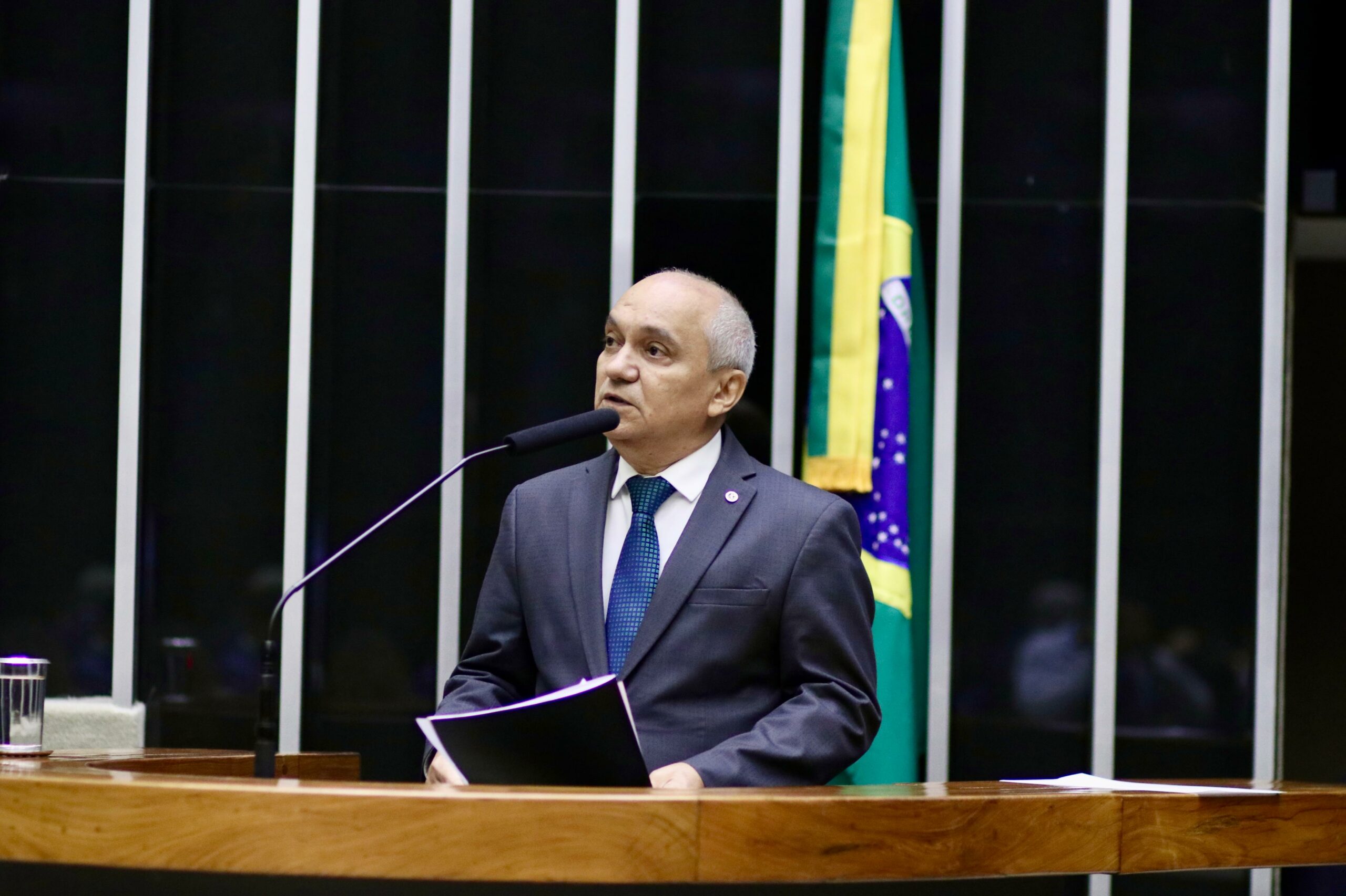 Presidente do SINDJUS Costa Neto defende serviço público forte e valorizado na tribuna da Câmara dos Deputados